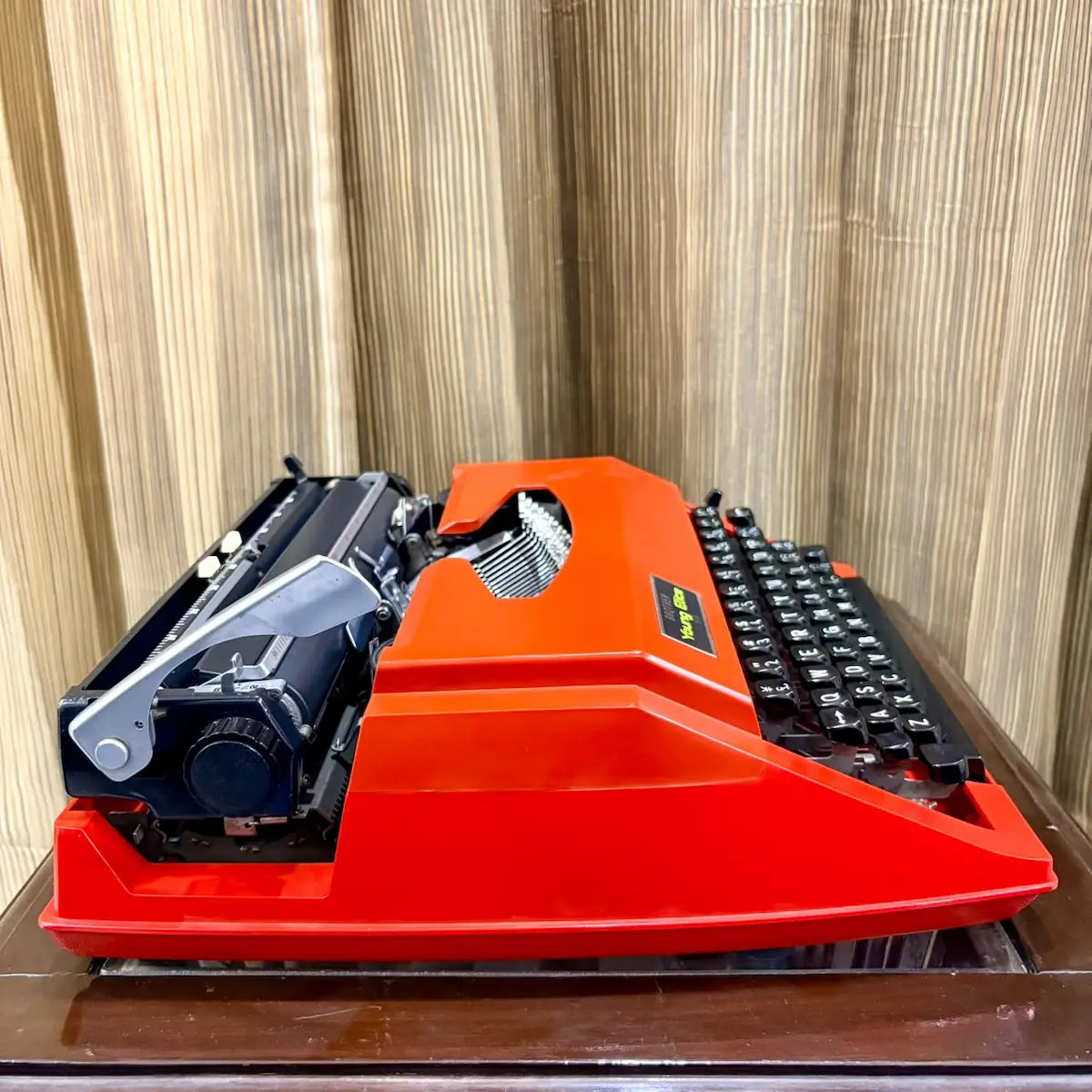 Brother Young Elite 513 scarlet red typewriter, close-up view of black keys and original red finish for typewriter enthusiasts | RR Typewriter Mart