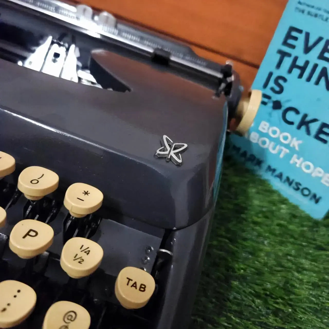 Tower Sr Deluxe Typewriter