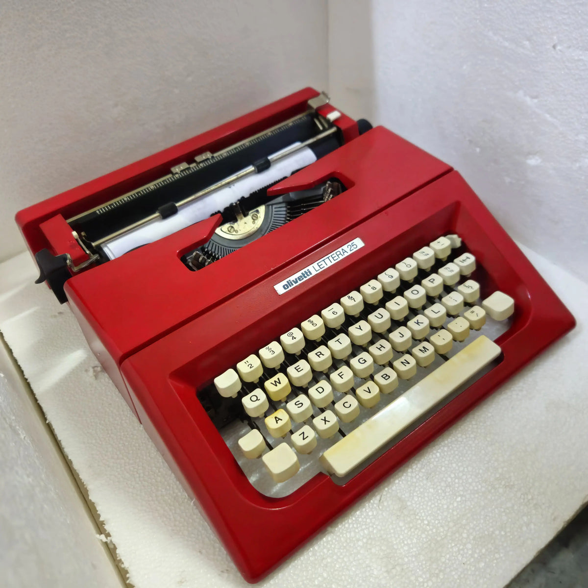 Olivetti Lettera 25 Typewriter Valentino Red