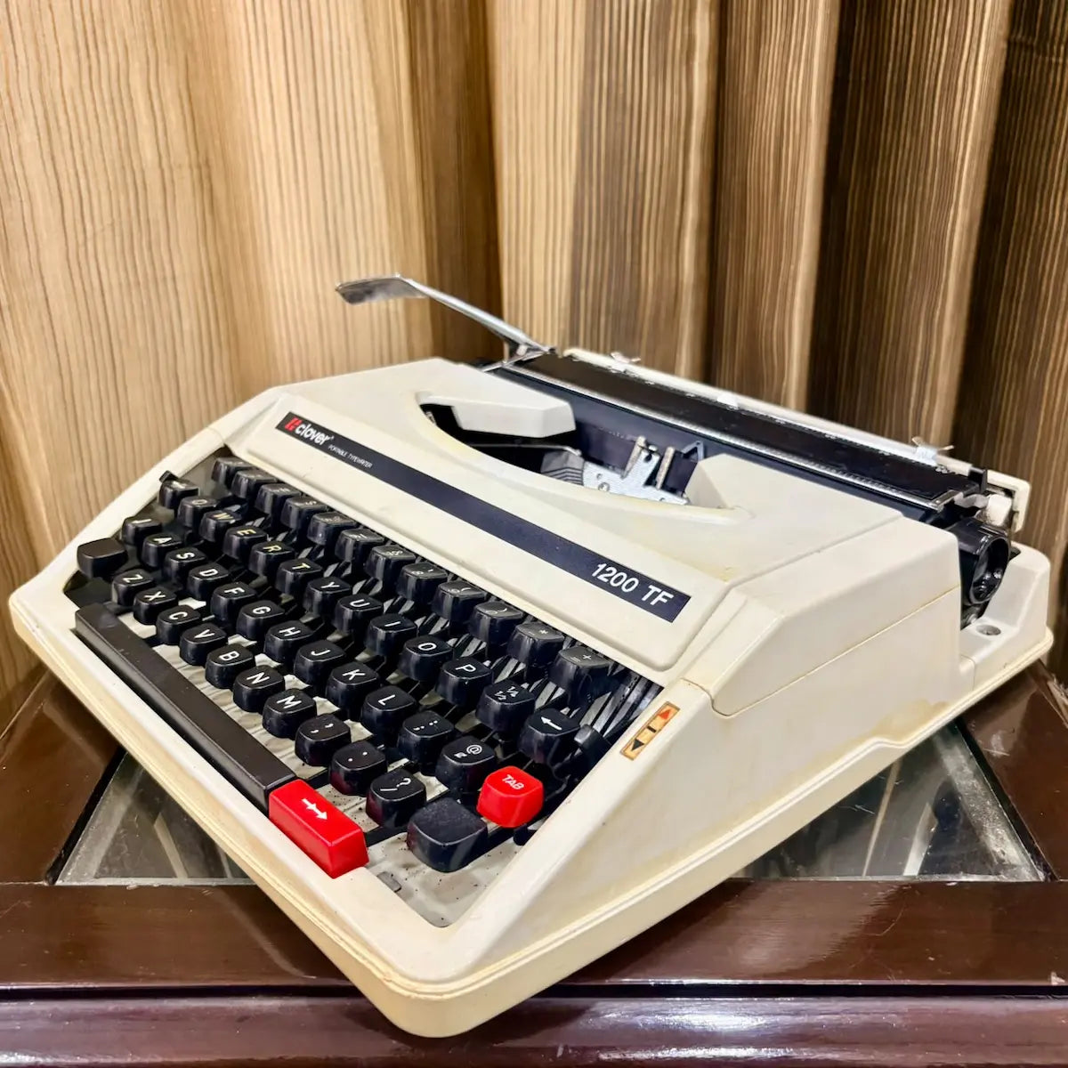Clover 1200 TF ultra portable manual typing machine, vintage cream body, English QWERTY typewriter India