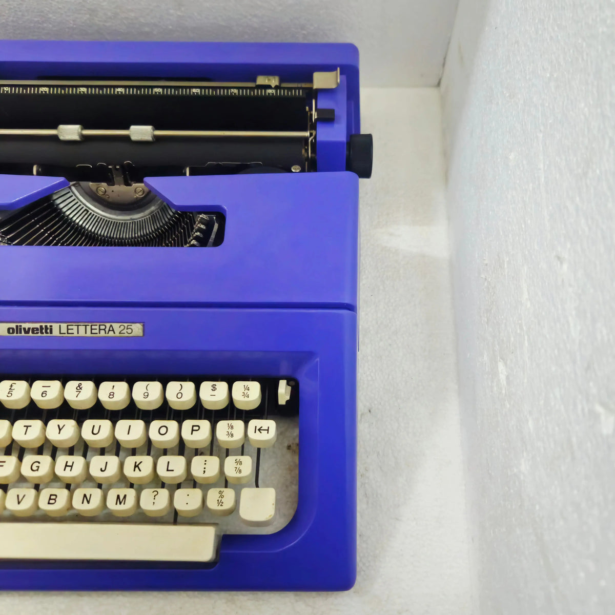 Olivetti Carbon Violet Lettera 25 Typewriter