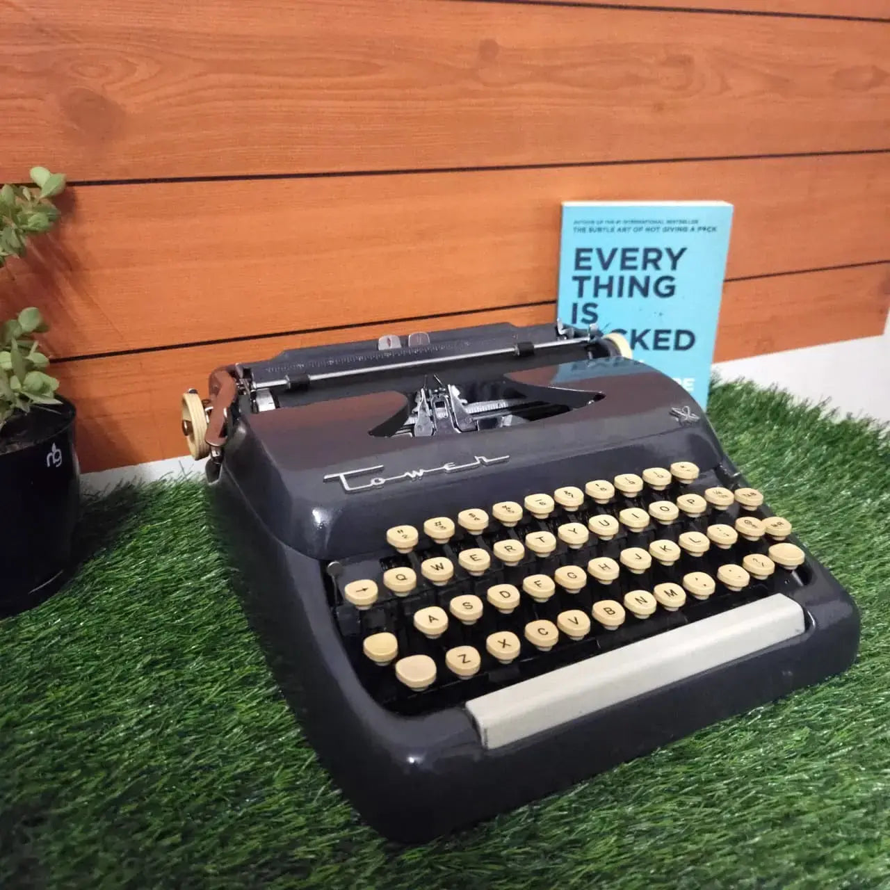 Tower Sr Deluxe Typewriter