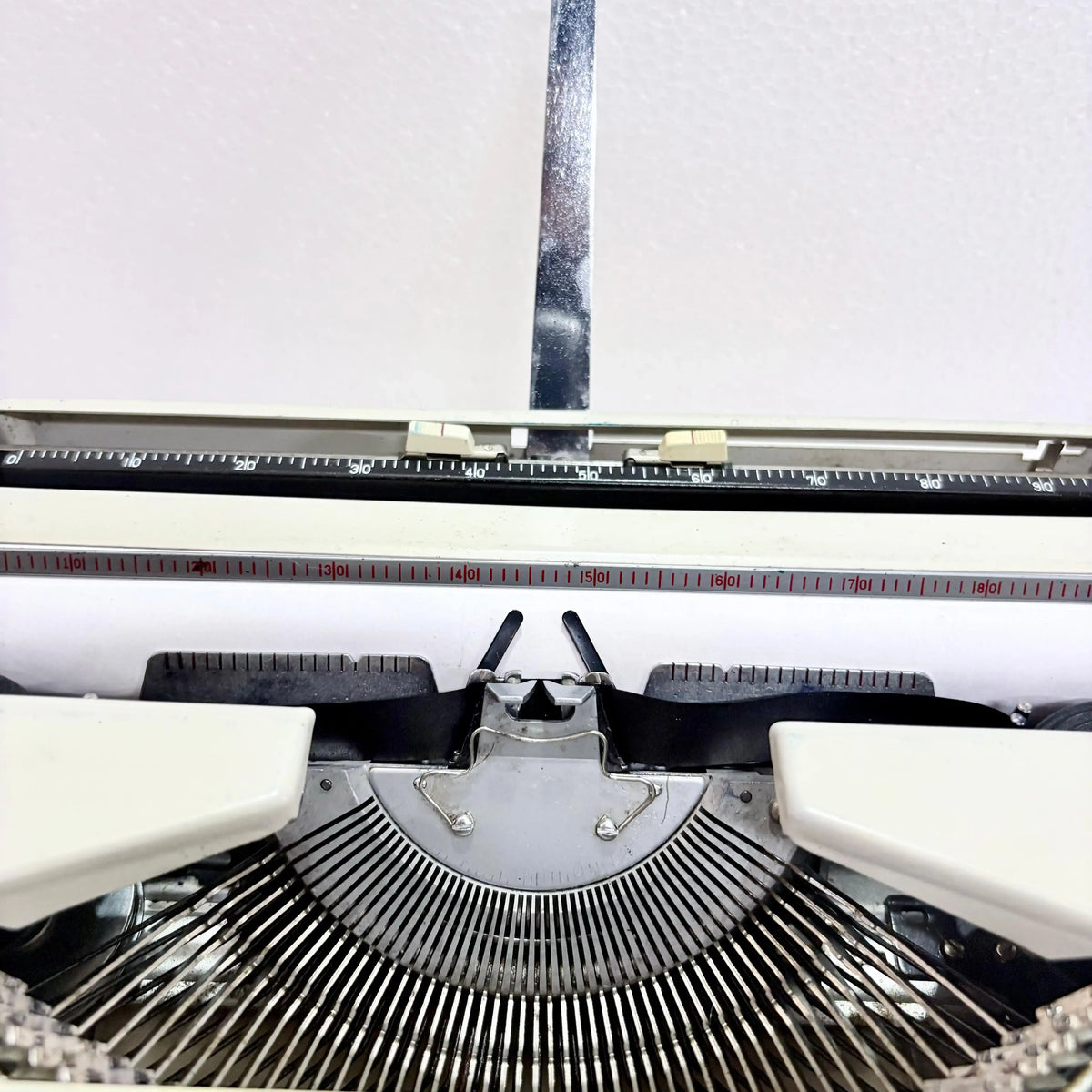Brother Deluxe 1350 English Typewriter