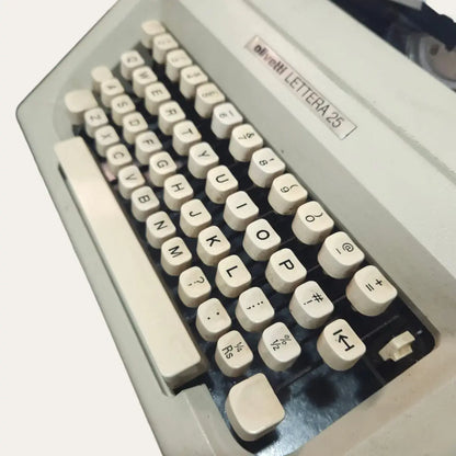 Olivetti Lettera 25 Porcelain White Typewriter