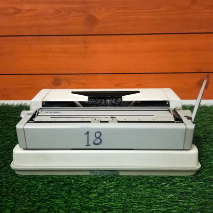 Royal Safari 3 English Typewriter