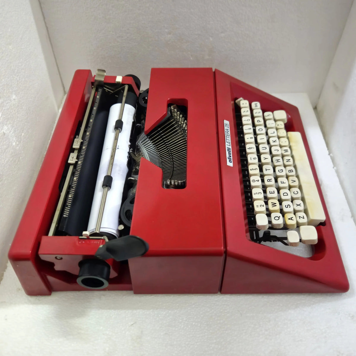 Olivetti Lettera 25 Typewriter Valentino Red