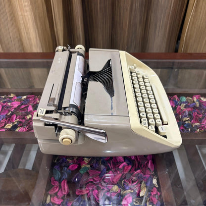 Royal Safari Portable Typewriter