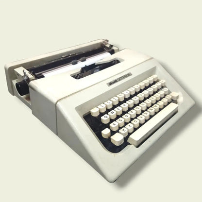 Olivetti Lettera 25 Porcelain White Typewriter