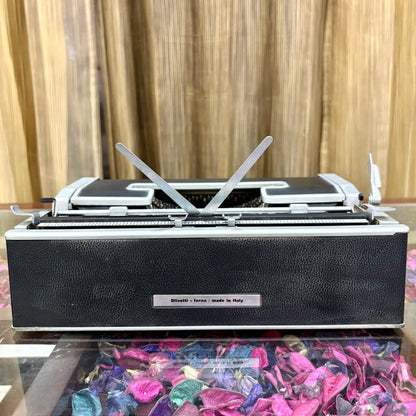 Olivetti Lettera 33 Typewriter