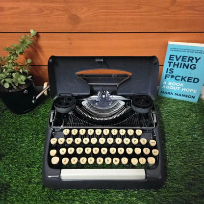 Tower Sr Deluxe Typewriter