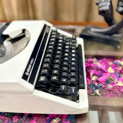 Silver Reed Silvertte English Portable Typewriter