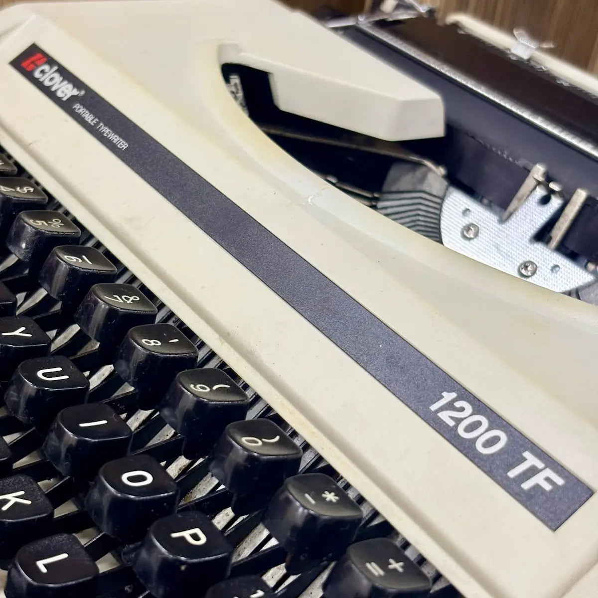 Clover 1200 TF manual English typewriter, compact vintage typing machine for home writing and collectors