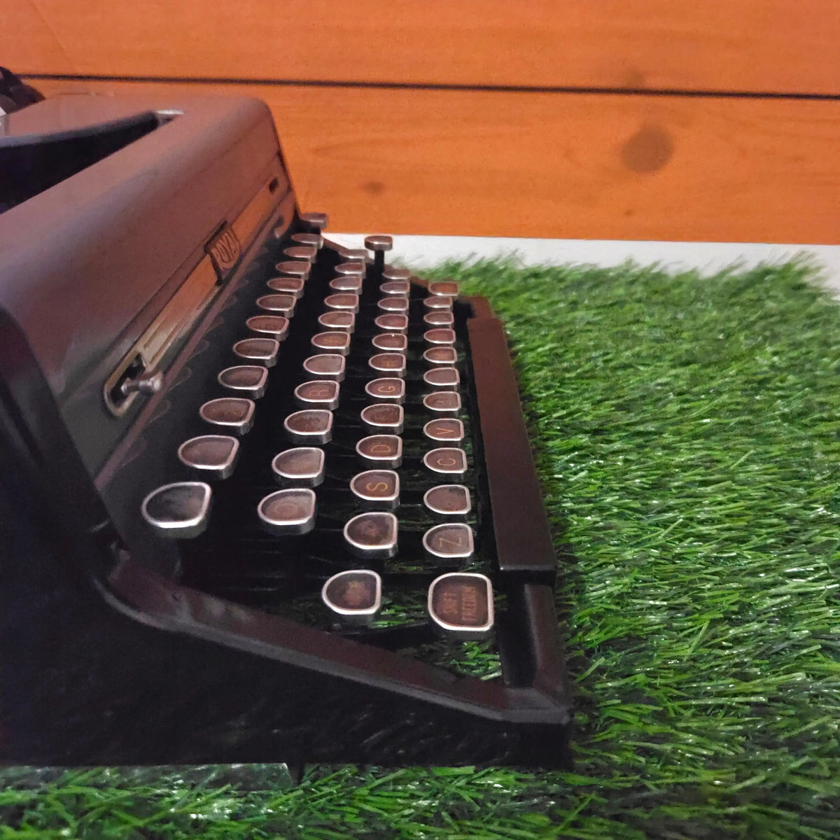 Royal Quiet De Luxe Ultra Portable Typewriter