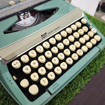 Smith Corona Corsaire Deluxe Typewriter