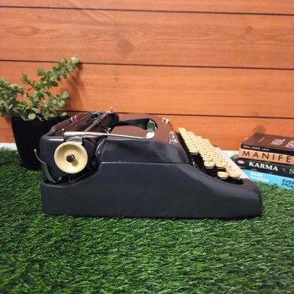 Tower Sr Deluxe Typewriter