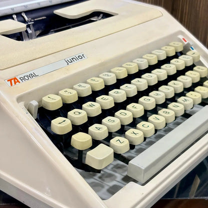 Royal Junior manual English typewriter close-up of QWERTY keyboard and cream keytops, from RR Typewriter Mart.