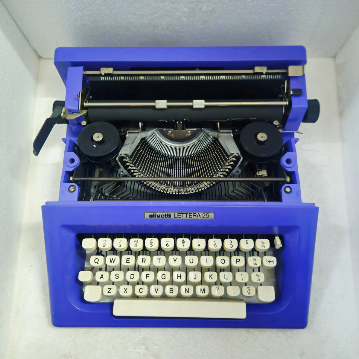 Olivetti Carbon Violet Lettera 25 Typewriter