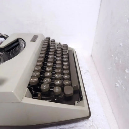 Royal Caravan Portable Typewriter