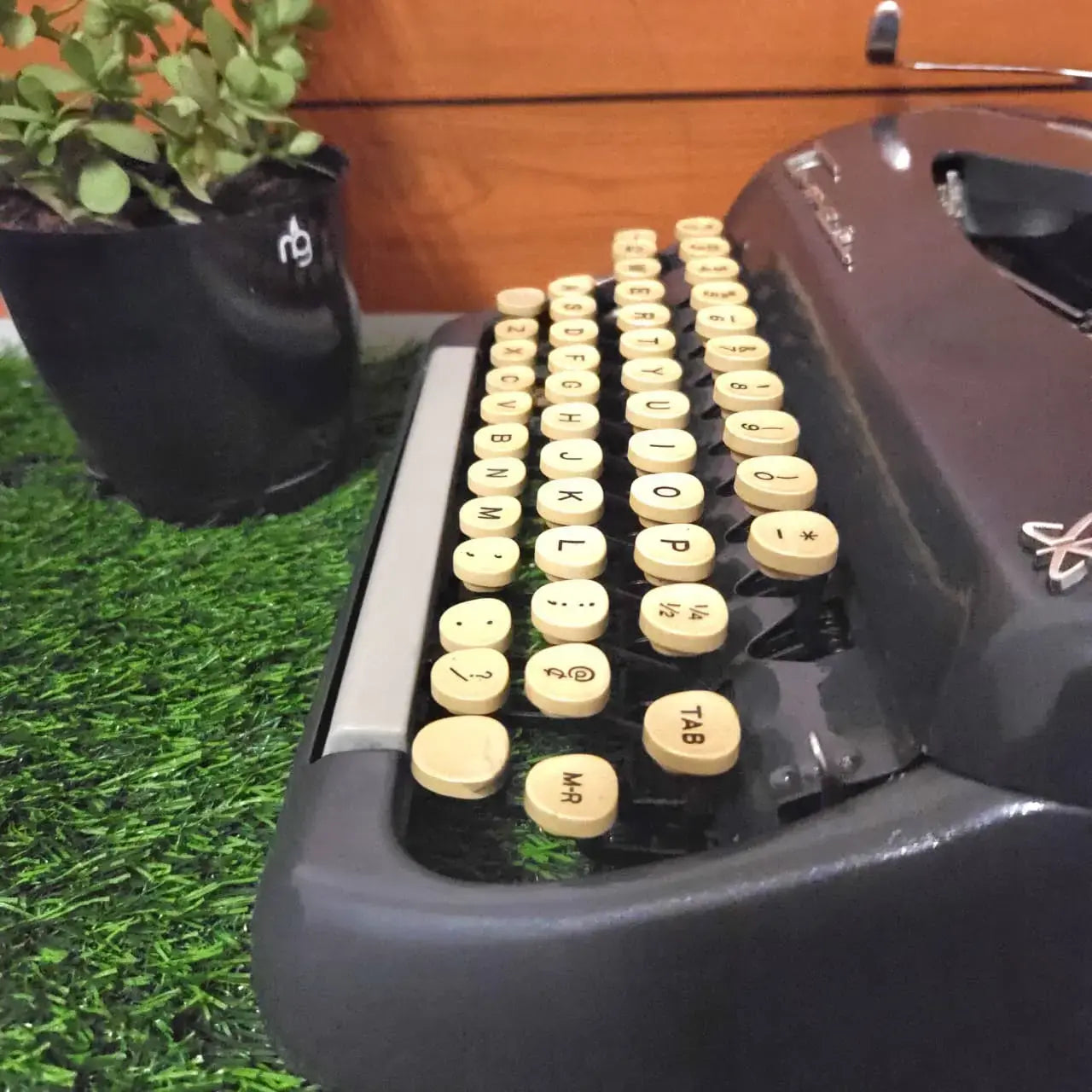 Tower Sr Deluxe Typewriter