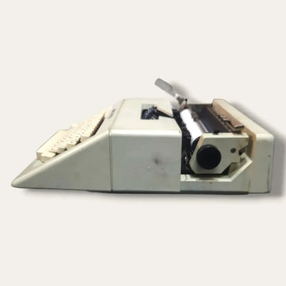 Olivetti Lettera 25 Porcelain White Typewriter