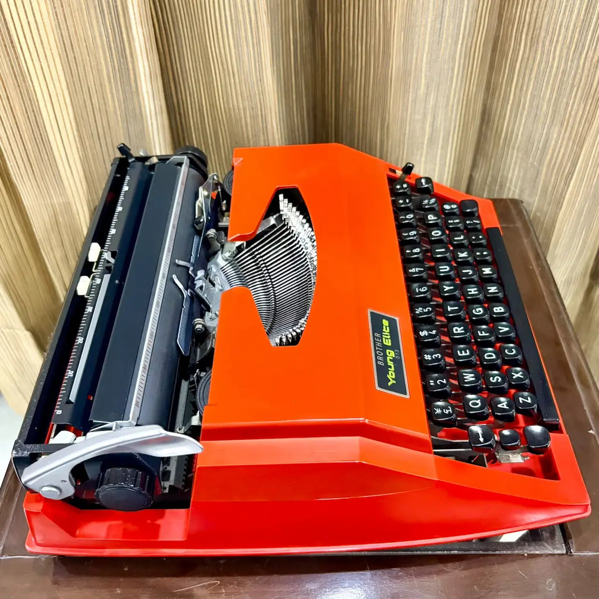 Brother Young Elite 513 manual typewriter close-up of the carriage return area and platen, vintage mechanical typing machine | RR Typewriter Mart