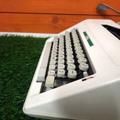 Royal Safari 3 English Typewriter