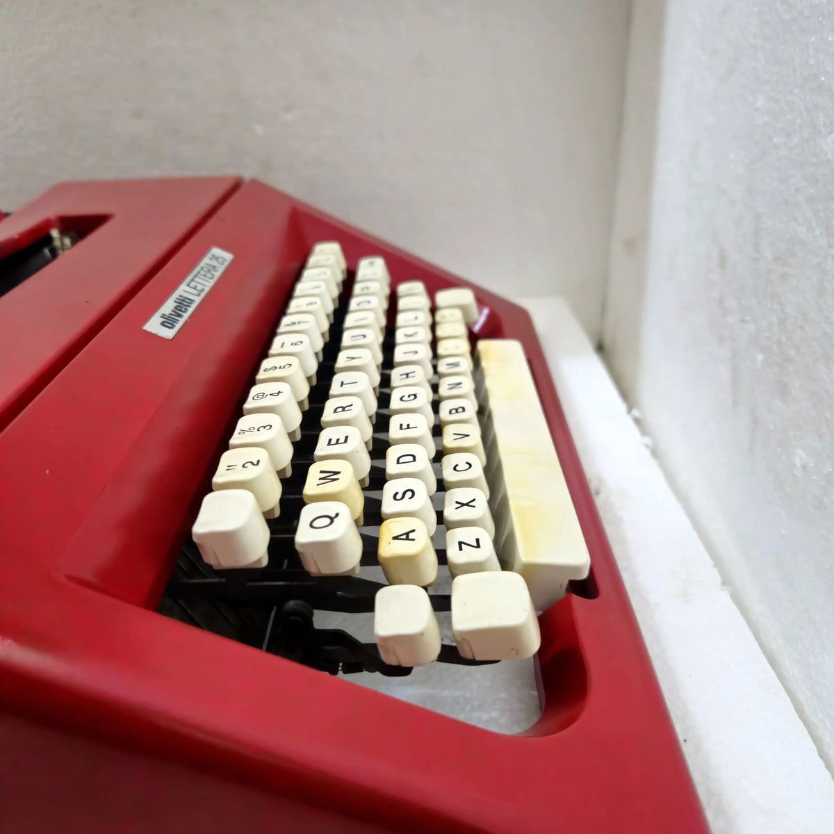 Olivetti Lettera 25 Typewriter Valentino Red