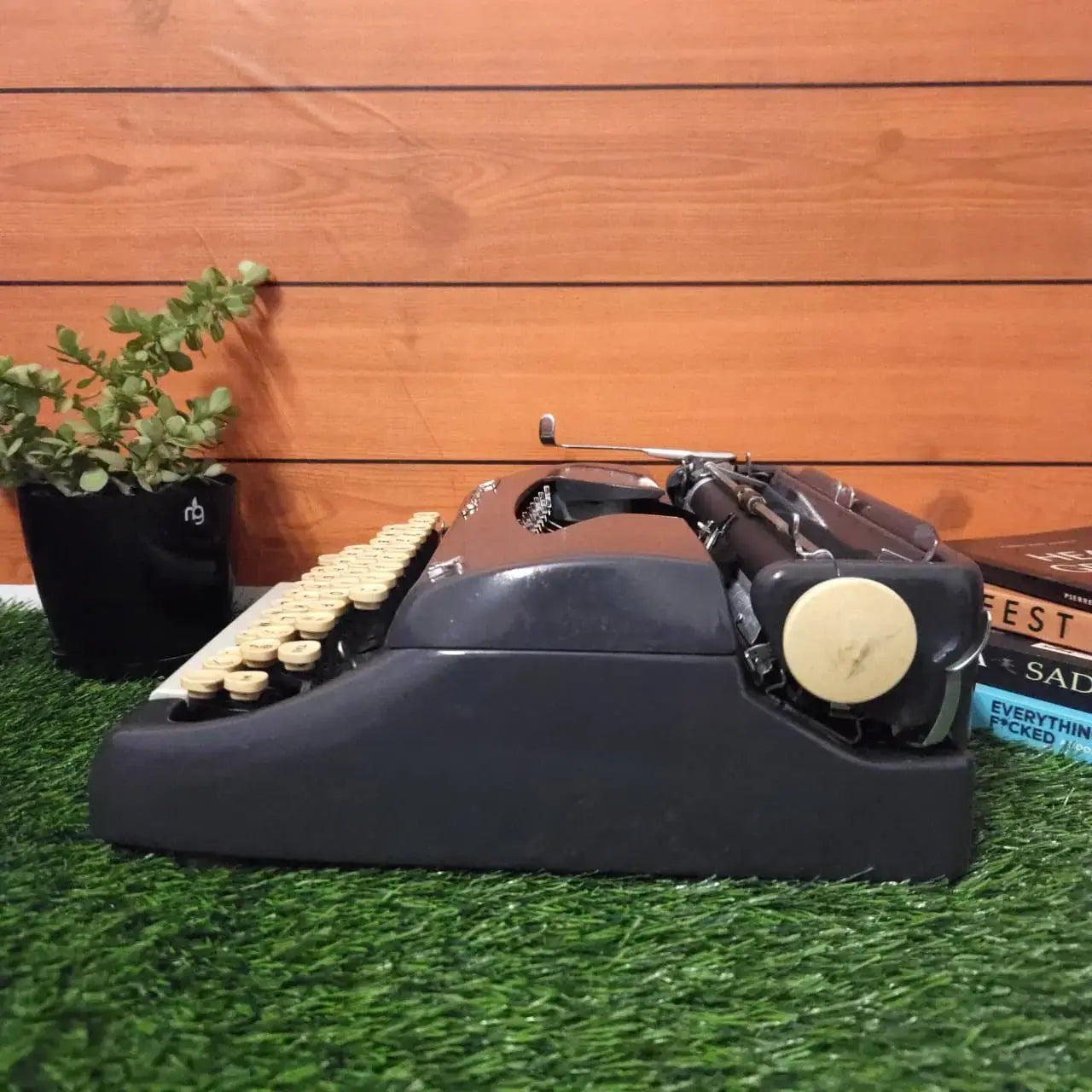 Tower Sr Deluxe Typewriter