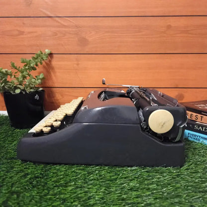 Tower Sr Deluxe Typewriter