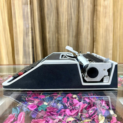 Olivetti Lettera 33 Typewriter