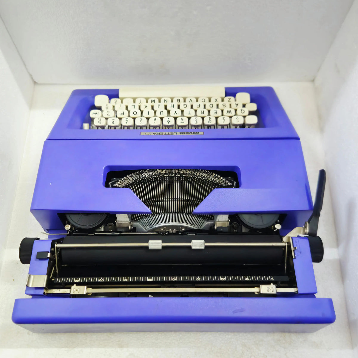 Olivetti Carbon Violet Lettera 25 Typewriter