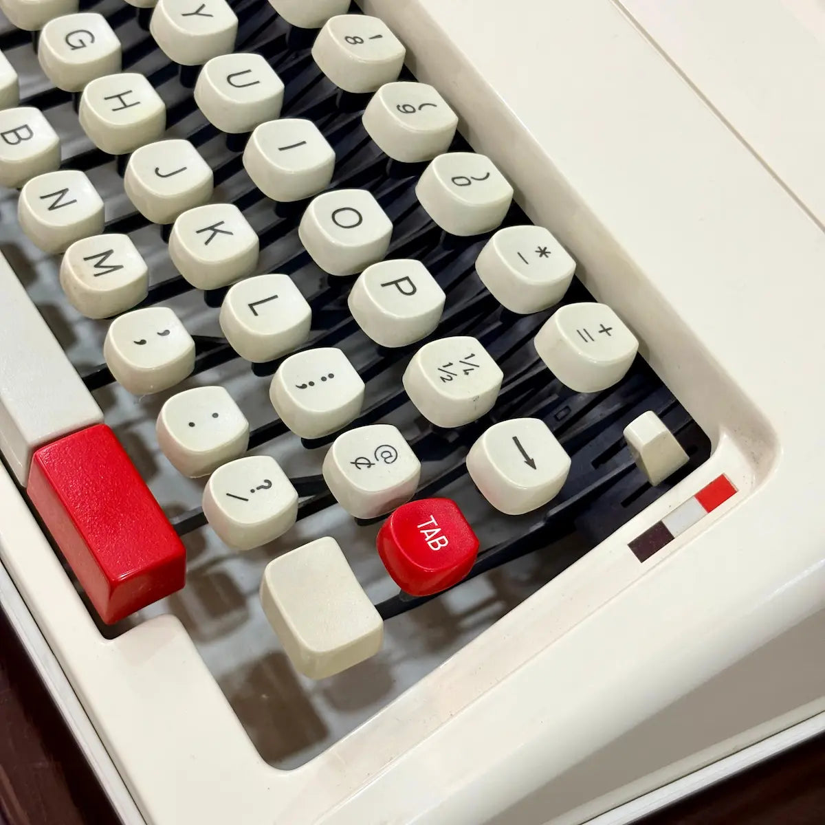 Marathon 2200 DLX manual typewriter for sale, brand new unused vintage machine, RR Typewriter Mart India online