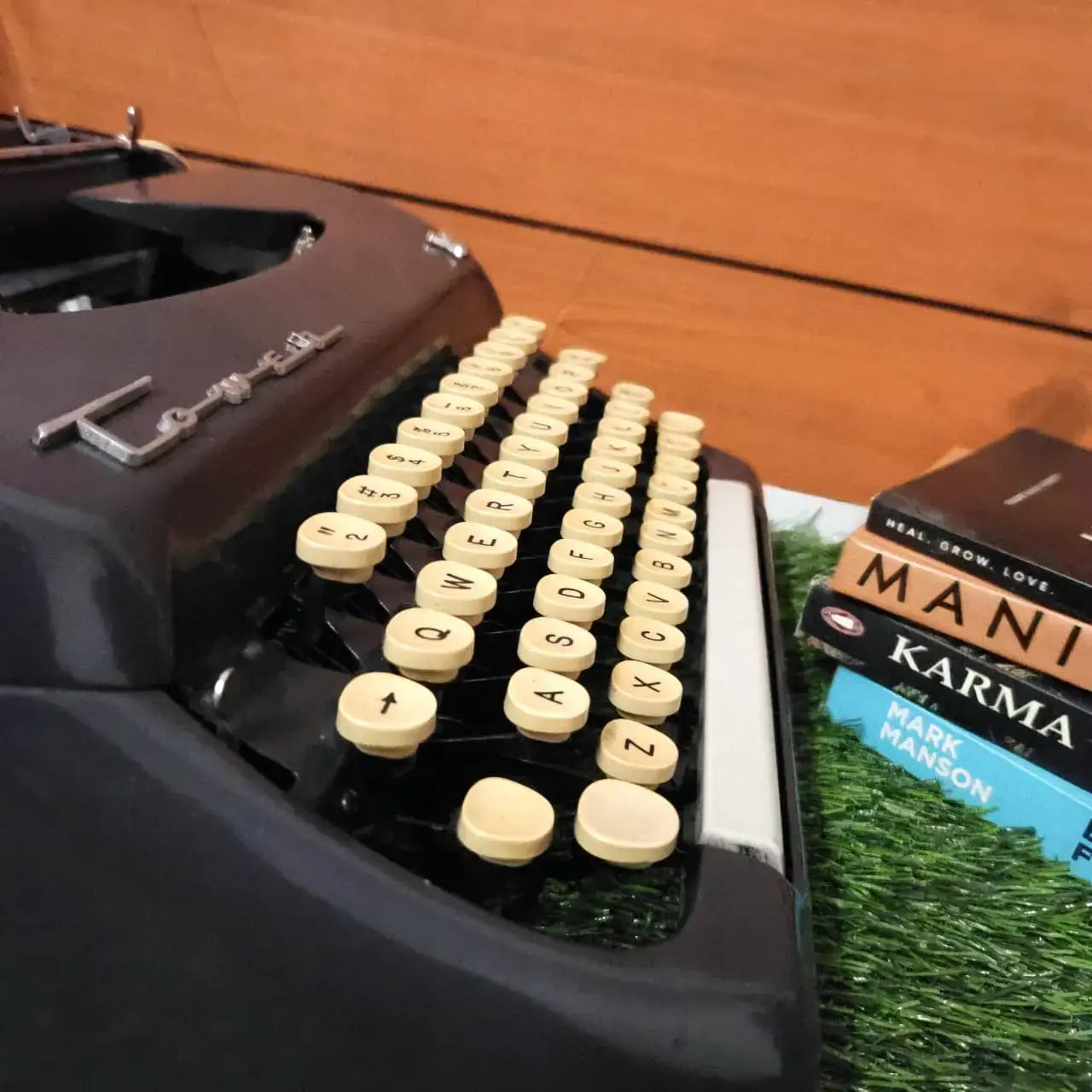 Tower Sr Deluxe Typewriter