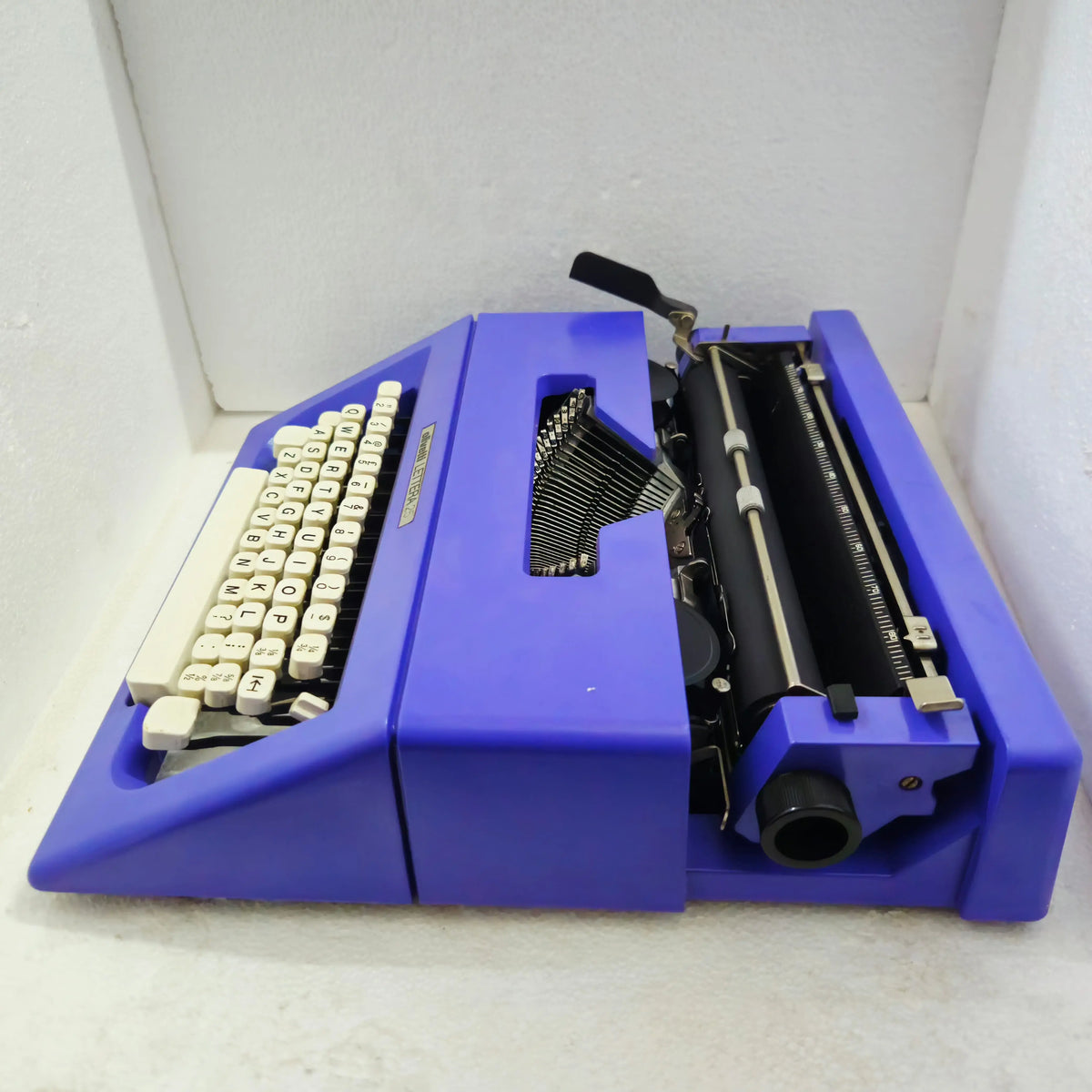 Olivetti Carbon Violet Lettera 25 Typewriter