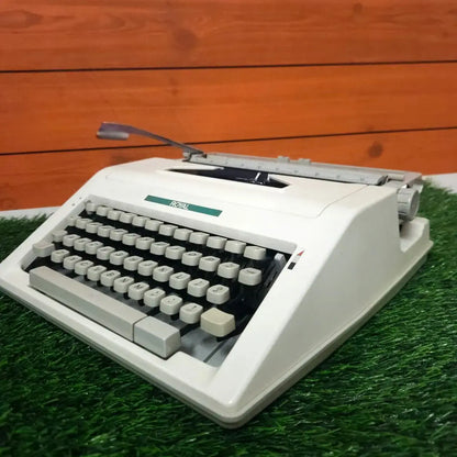 Royal Safari 3 English Typewriter