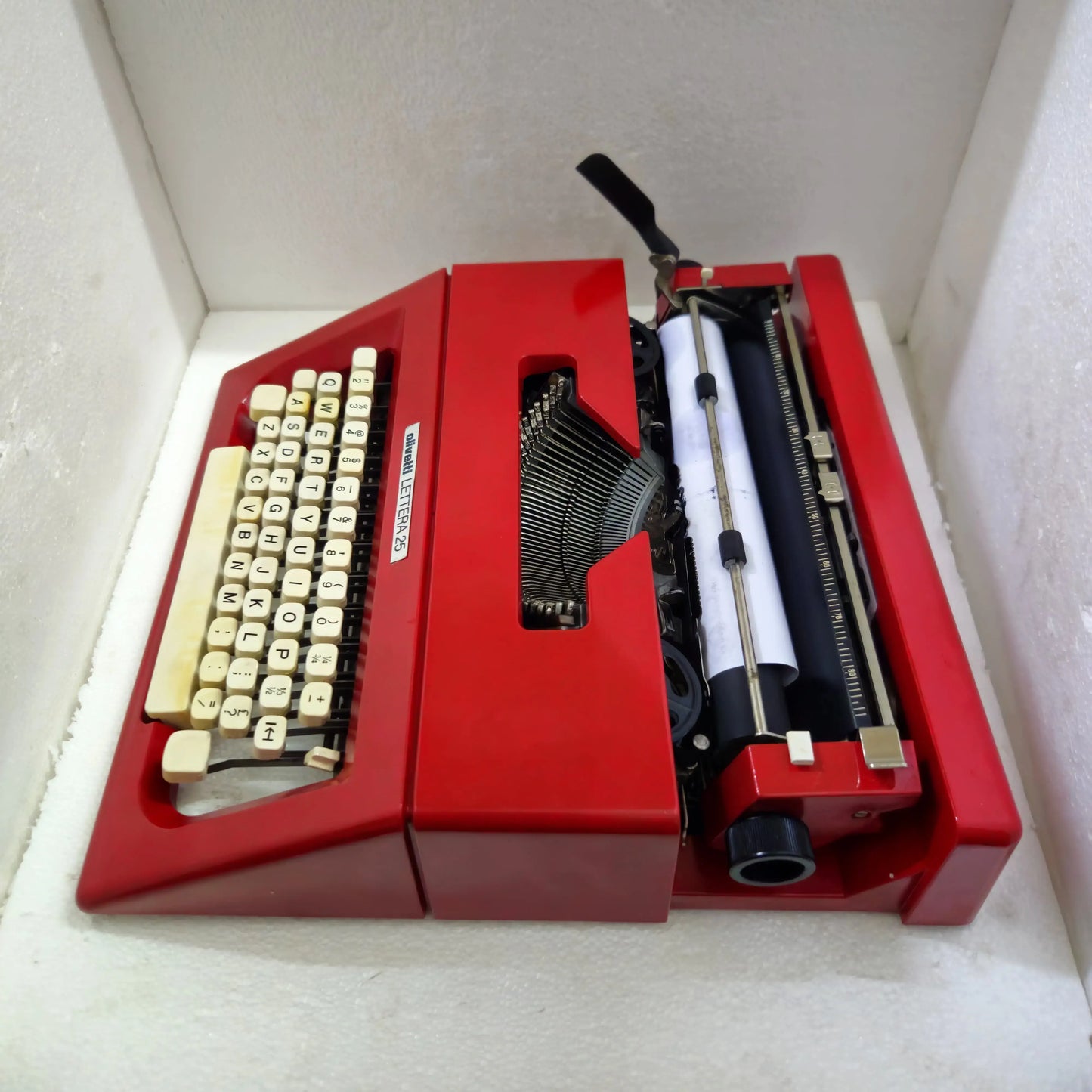 Olivetti Lettera 25 Typewriter Valentino Red
