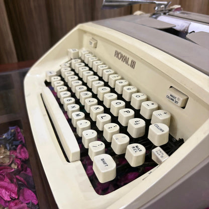 Royal Safari Portable Typewriter