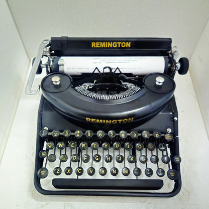 Classic Remington Typewriter Noiseless Deluxe top view, keytops and carriage | RR Typewriter Mart