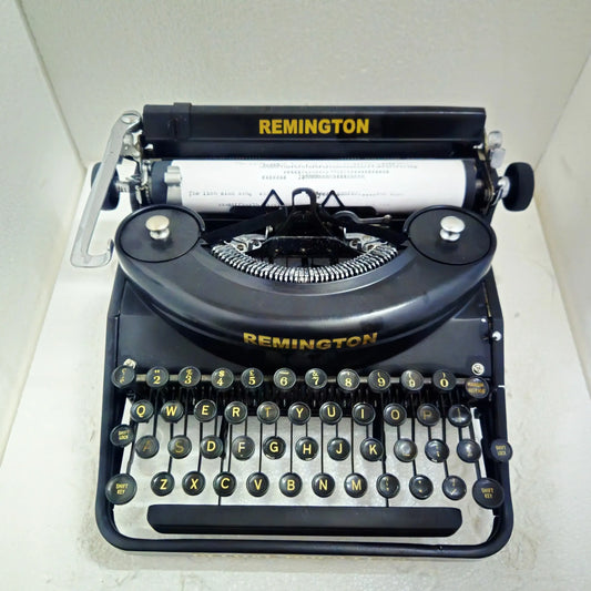 Classic Remington Typewriter Noiseless Deluxe top view, keytops and carriage | RR Typewriter Mart