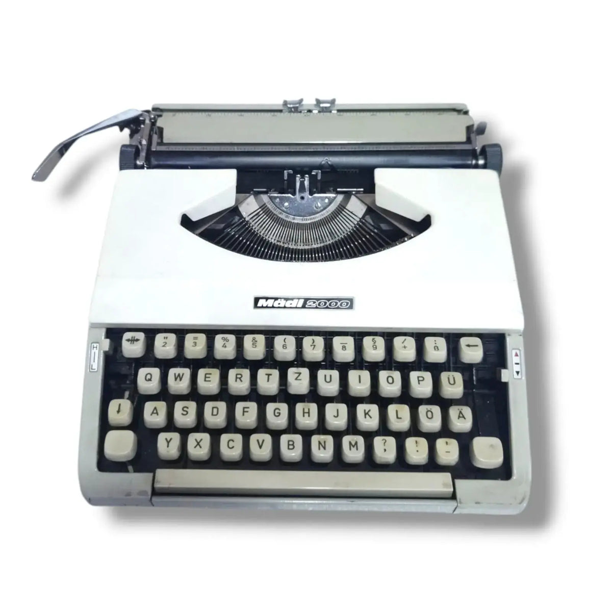 Elegant Madi 2000 typewriter featuring a beige and white color scheme with ivory keys