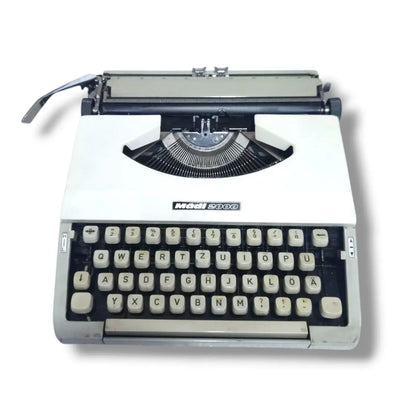Elegant Madi 2000 typewriter featuring a beige and white color scheme with ivory keys