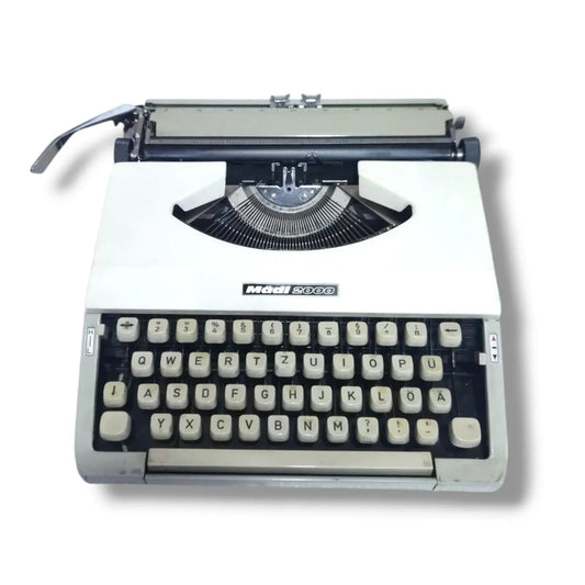 Elegant Madi 2000 typewriter featuring a beige and white color scheme with ivory keys