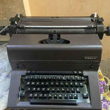 Facit English Typewriter front view, Manual Facit Typewriter by RR Typewriter Mart, English typing machine