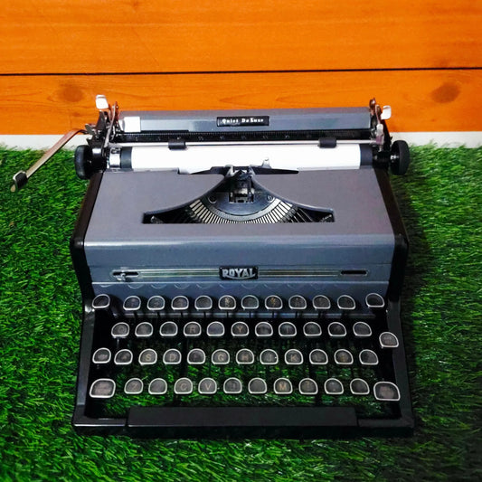 Royal Quiet Deluxe vintage typewriter with glass keytops – RR Typewriter Mart