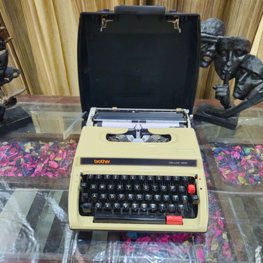 Brother Deluxe 1600 Japanese manual English typewriter with case | RR Typewriter Mart India
