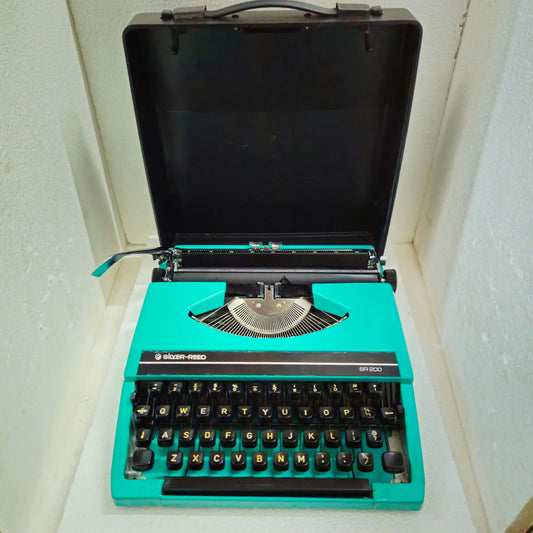 Silver Reed English Typewriter – Front view, portable typing machine by RR Typewriter Mart