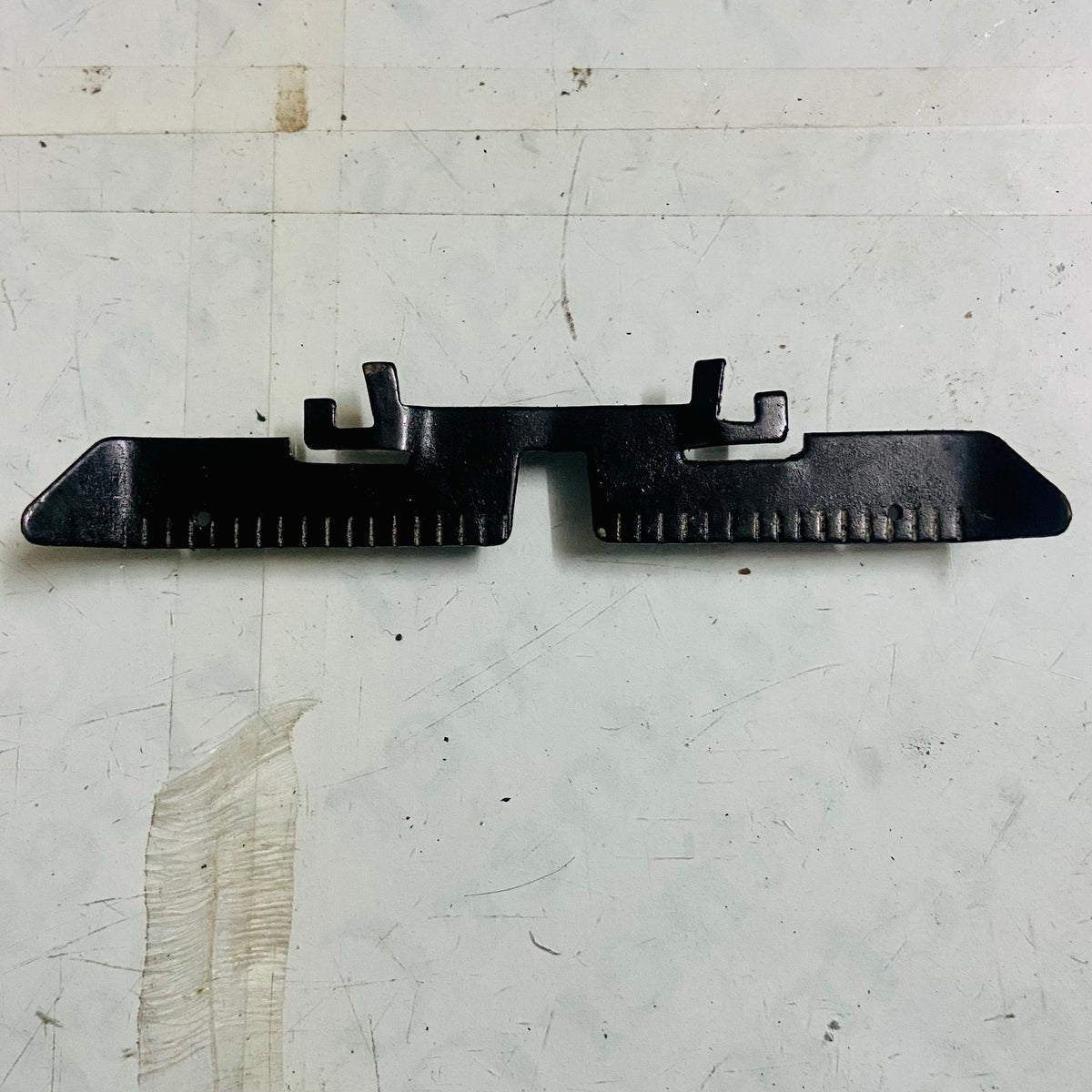 Remington 18 typewriter line finder original metal carriage part – RR Typewriter Mart