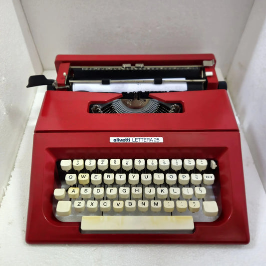 Olivetti typewriter in Valentino Red – English typewriter with smooth keys and portable body