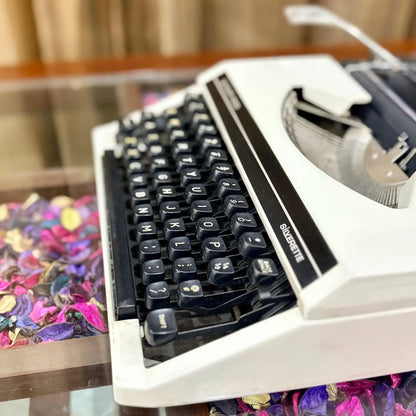 Silver Reed Silvertte English Portable Typewriter