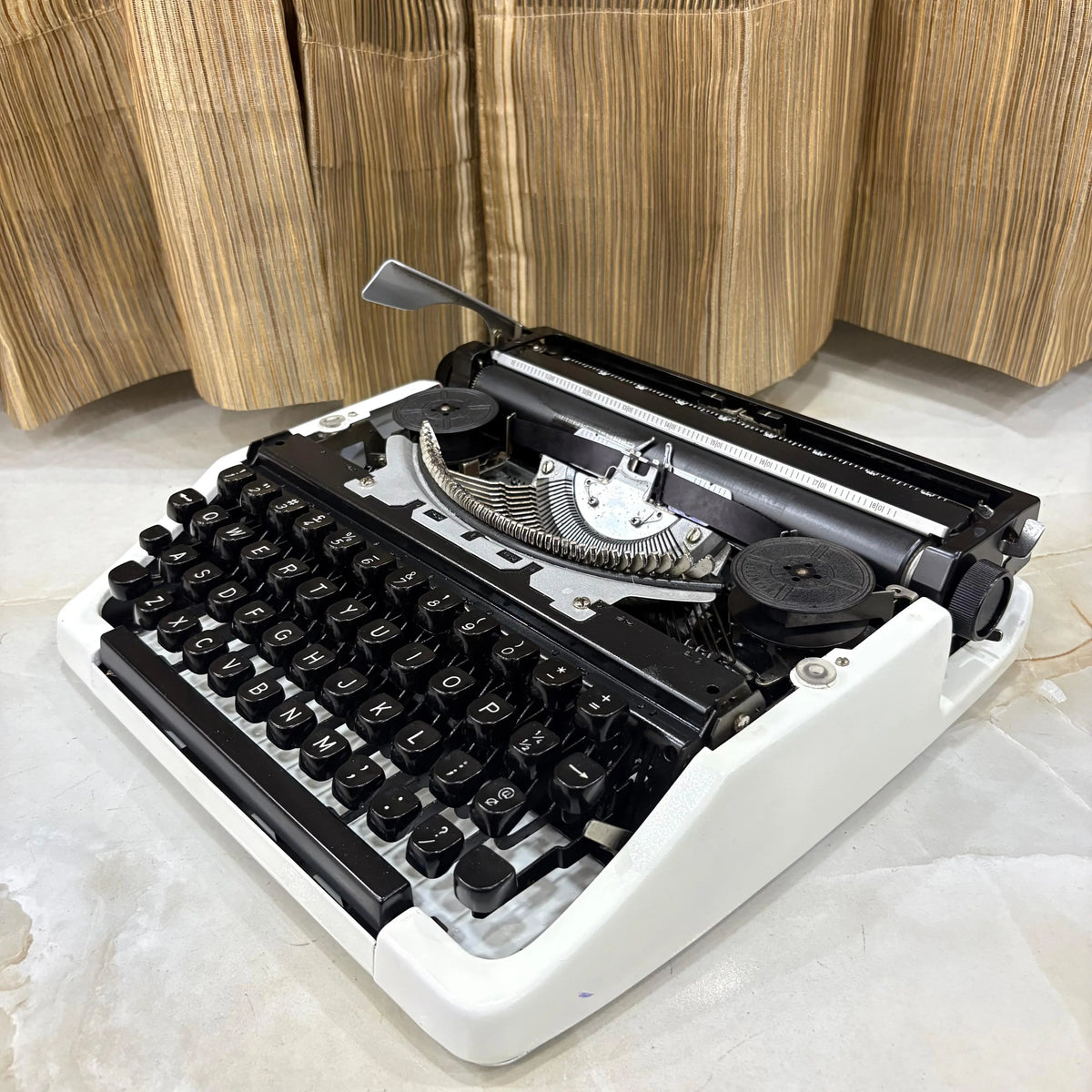 Brother Deluxe 220 Pearl White vintage typewriter, manual mechanical QWERTY typewriter supplied by RR Typewriter Mart in Delhi, India